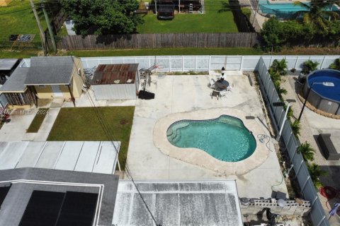 Купить виллу или дом в Хомстед, Флорида 4 спальни, 126.35м2, № 1957882 - фото 13