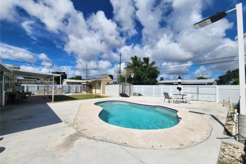 Купить виллу или дом в Хомстед, Флорида 4 спальни, 126.35м2, № 1957882 - фото 15