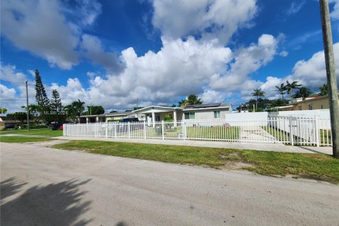 Купить виллу или дом в Хомстед, Флорида 4 спальни, 126.35м2, № 1957882 - фото 1