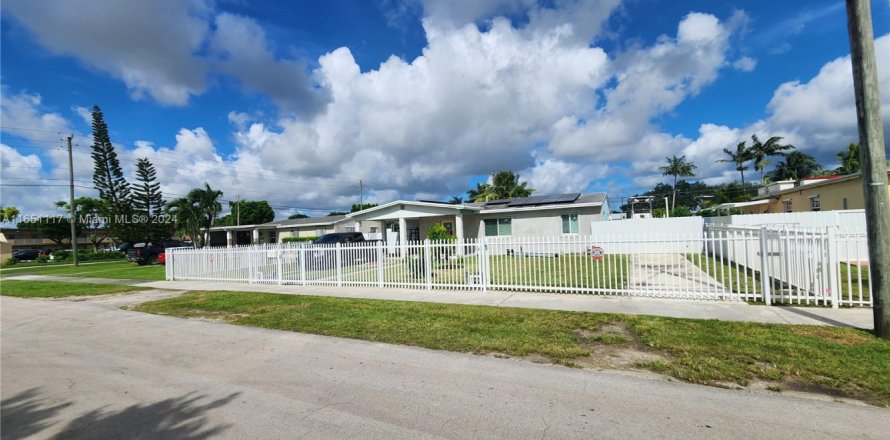 Дом в Хомстед, Флорида 4 спальни, 126.35м2 № 1957882