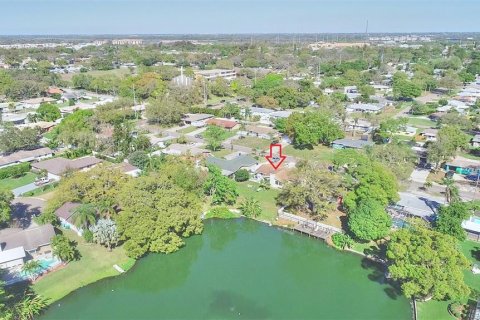 House in Seminole, Florida 3 bedrooms, 140.38 sq.m. № 1893592 - photo 1
