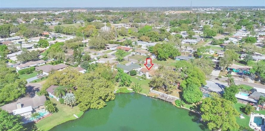 House in Seminole, Florida 3 bedrooms, 140.38 sq.m. № 1893592