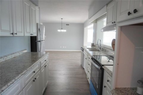 House in Seminole, Florida 3 bedrooms, 140.38 sq.m. № 1893592 - photo 9