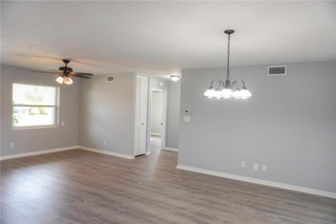 House in Seminole, Florida 3 bedrooms, 140.38 sq.m. № 1893592 - photo 10