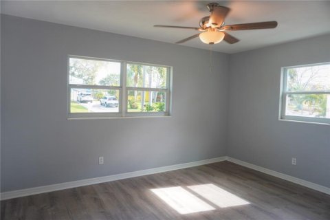 House in Seminole, Florida 3 bedrooms, 140.38 sq.m. № 1893592 - photo 12