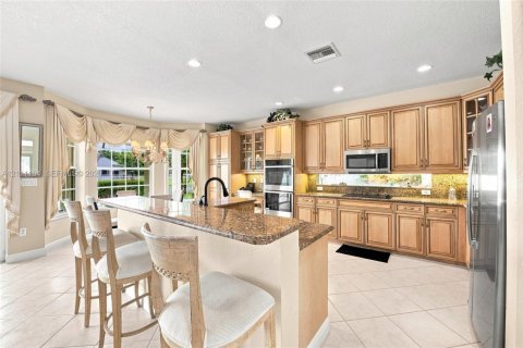 House in Boca Raton, Florida 4 bedrooms, 332.78 sq.m. № 2430191 - photo 13