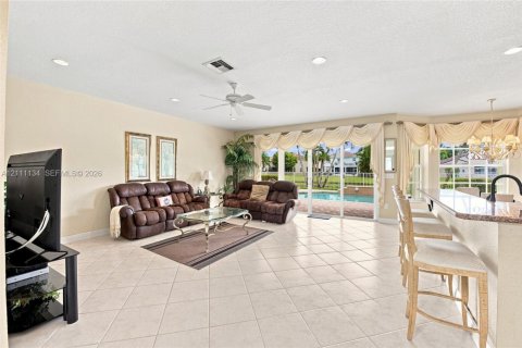House in Boca Raton, Florida 4 bedrooms, 332.78 sq.m. № 2430191 - photo 10