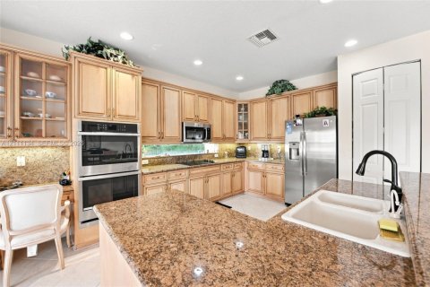 House in Boca Raton, Florida 4 bedrooms, 332.78 sq.m. № 2430191 - photo 17