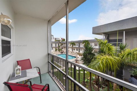 Copropriété à vendre à Hallandale Beach, Floride: 2 chambres, 75.44 m2 № 1992602 - photo 19