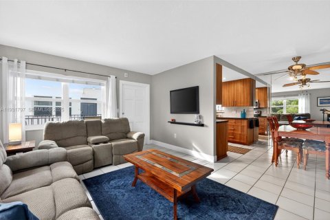 Copropriété à vendre à Hallandale Beach, Floride: 2 chambres, 75.44 m2 № 1992602 - photo 1