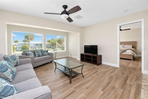 Condo in Englewood, Florida, 1 bedroom № 2373495 - photo 13
