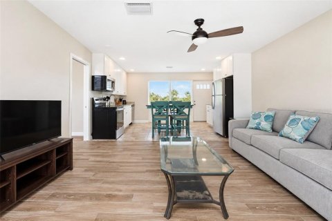 Condo in Englewood, Florida, 1 bedroom № 2373495 - photo 17