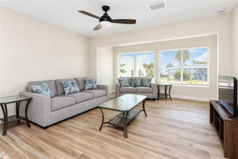 Condo in Englewood, Florida, 1 bedroom № 2373495 - photo 12