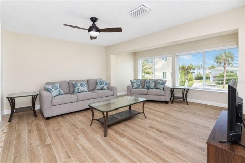 Condo in Englewood, Florida, 1 bedroom № 2373495 - photo 11