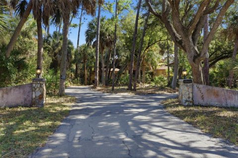 Casa en venta en Port Charlotte, Florida, 6 dormitorios, 512.26 m2 № 2143434 - foto 2