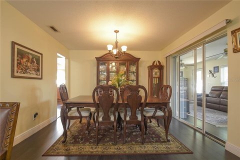 House in Altamonte Springs, Florida 4 bedrooms, 190.08 sq.m. № 2152206 - photo 10