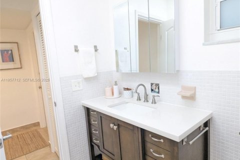 Купить кондоминиум в Халландейл-Бич, Флорида 1 спальня, 71.53м2, № 2011533 - фото 13