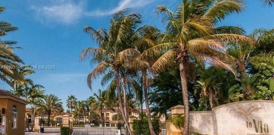 Condominio en Pembroke Pines, Florida, 3 dormitorios  № 1991323