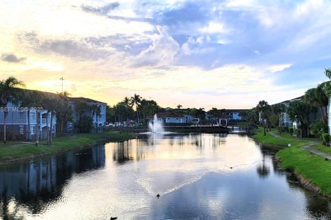 Condominio en alquiler en Pembroke Pines, Florida, 3 dormitorios, 115.85 m2 № 1991323 - foto 10