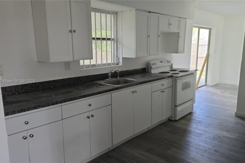 Villa ou maison à louer à West Palm Beach, Floride: 4 chambres, 136.75 m2 № 1953240 - photo 1