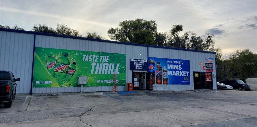 Propiedad comercial en Mims, Florida 643.81 m2 № 2108371