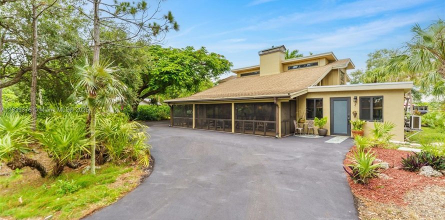 House in Homestead, Florida 5 bedrooms, 300.17 sq.m. № 1818485