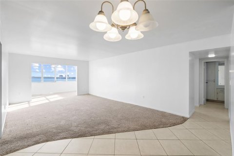 Condominio en venta en Saint Petersburg, Florida, 2 dormitorios, 149.11 m2 № 2097432 - foto 10