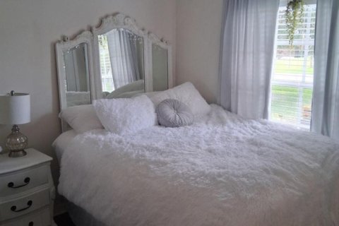 House in Port St. Lucie, Florida 3 bedrooms, 128.76 sq.m. № 2244509 - photo 5