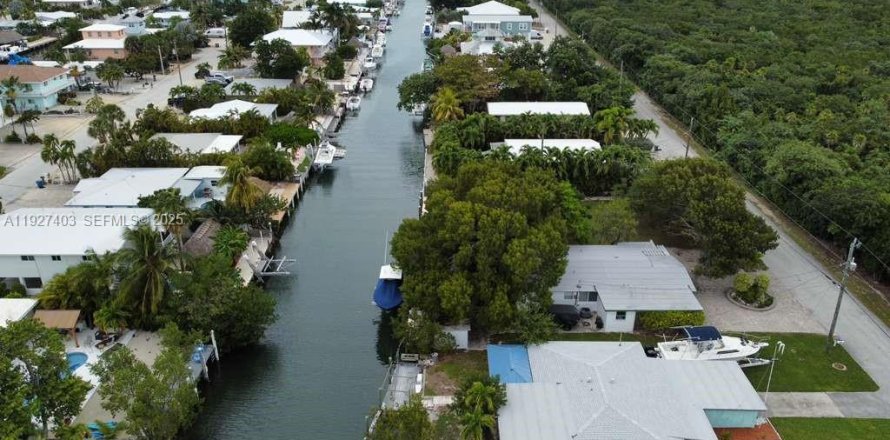 House in Marathon, Florida 3 bedrooms, 175.77 sq.m. № 1986065