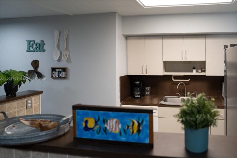 House in Marathon, Florida 3 bedrooms, 175.77 sq.m. № 1986065 - photo 21