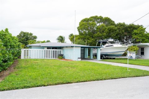 House in Marathon, Florida 3 bedrooms, 175.77 sq.m. № 1986065 - photo 9