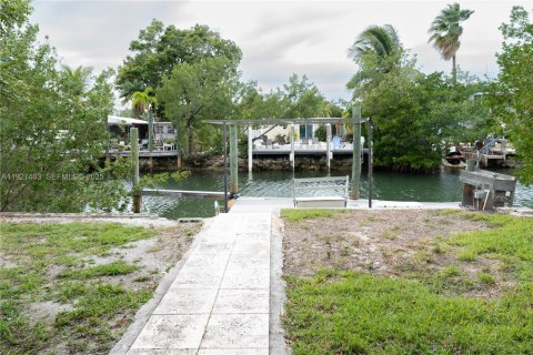 House in Marathon, Florida 3 bedrooms, 175.77 sq.m. № 1986065 - photo 18