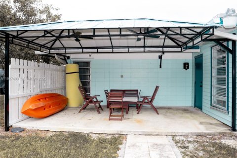 House in Marathon, Florida 3 bedrooms, 175.77 sq.m. № 1986065 - photo 14