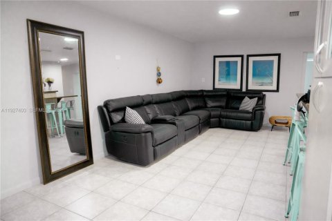 House in Marathon, Florida 3 bedrooms, 175.77 sq.m. № 1986065 - photo 25