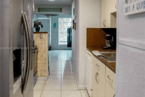 House in Marathon, Florida 3 bedrooms, 175.77 sq.m. № 1986065 - photo 19