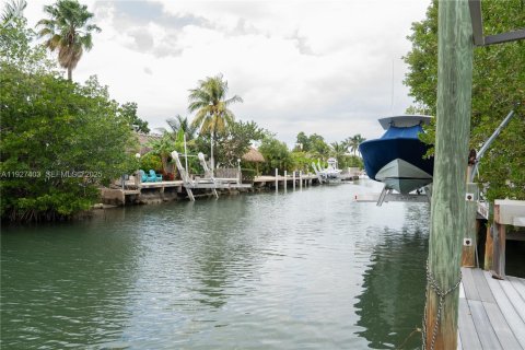 House in Marathon, Florida 3 bedrooms, 175.77 sq.m. № 1986065 - photo 17