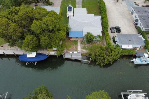 House in Marathon, Florida 3 bedrooms, 175.77 sq.m. № 1986065 - photo 2