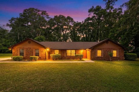 House in DeLand, Florida 4 bedrooms, 196.12 sq.m. № 2152163