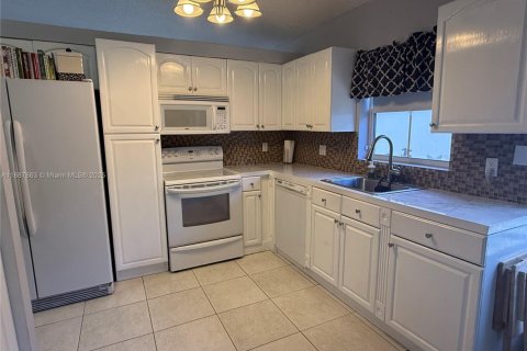 Villa ou maison à vendre à Pembroke Pines, Floride: 3 chambres, 128.11 m2 № 1941541 - photo 13