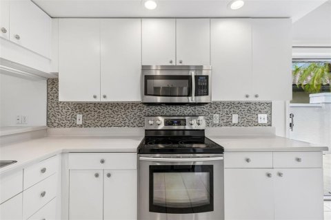 House in Sarasota, Florida 2 bedrooms, 186.92 sq.m. № 2150607 - photo 17