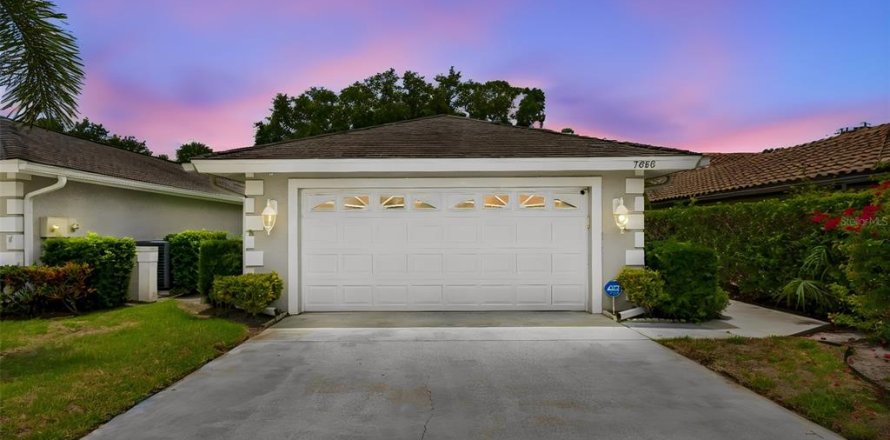 House in Sarasota, Florida 2 bedrooms, 186.92 sq.m. № 2150607