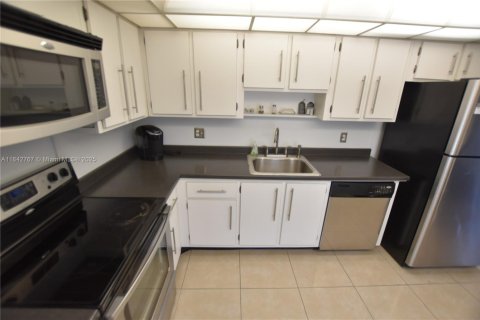 Condo in Pompano Beach, Florida, 3 bedrooms  № 1939980 - photo 20