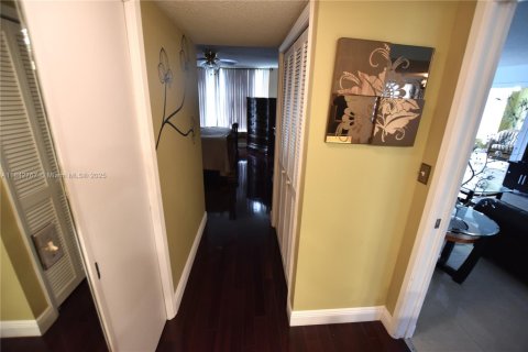 Condo in Pompano Beach, Florida, 3 bedrooms  № 1939980 - photo 14