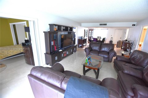 Condo in Pompano Beach, Florida, 3 bedrooms  № 1939980 - photo 2