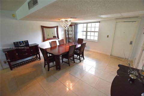 Condo in Pompano Beach, Florida, 3 bedrooms  № 1939980 - photo 27