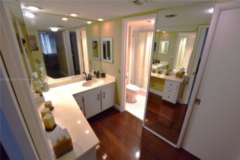 Condo in Pompano Beach, Florida, 3 bedrooms  № 1939980 - photo 11