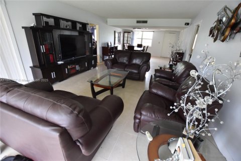 Condo in Pompano Beach, Florida, 3 bedrooms  № 1939980 - photo 1