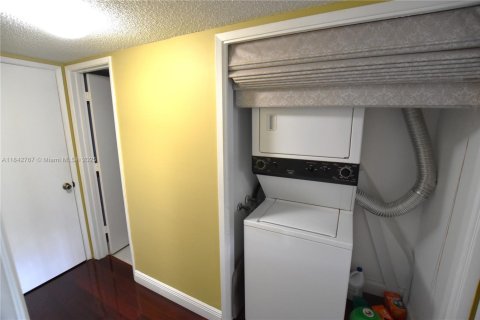 Condo in Pompano Beach, Florida, 3 bedrooms  № 1939980 - photo 13