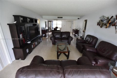 Condo in Pompano Beach, Florida, 3 bedrooms  № 1939980 - photo 22