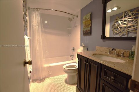 Condo in Pompano Beach, Florida, 3 bedrooms  № 1939980 - photo 17